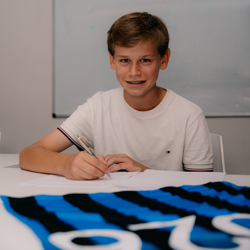 ClubNxt's tweet photo. From 𝐔𝟕 to 𝐔𝟏𝟔. First contract for Emiel! 👣✍️ #ClubNXT #U16