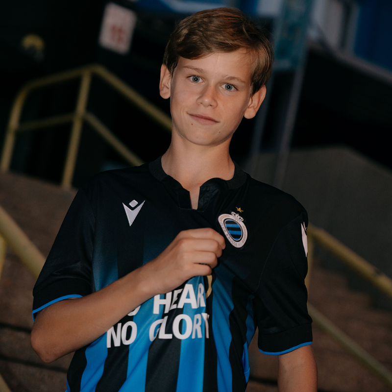 ClubNxt's tweet photo. From 𝐔𝟕 to 𝐔𝟏𝟔. First contract for Emiel! 👣✍️ #ClubNXT #U16