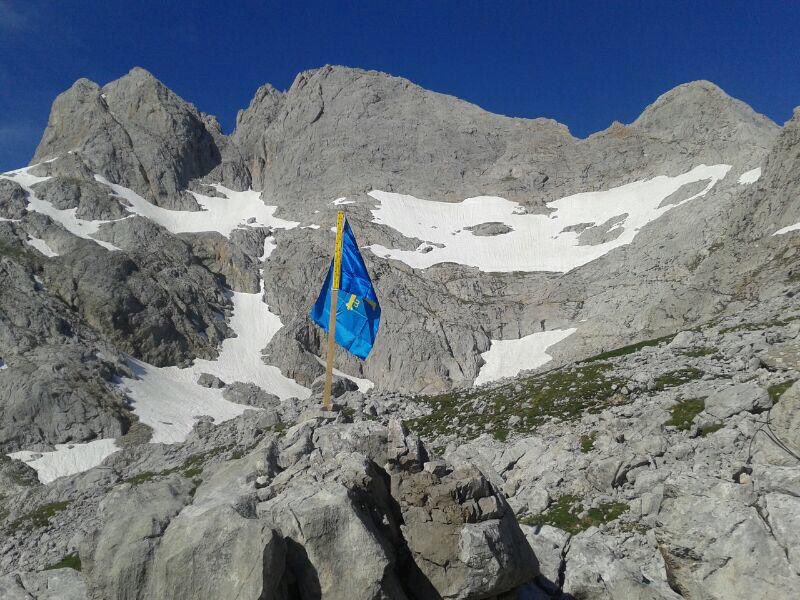 25demayu's tweet photo. ¡PUXA ASTURIES LLIBRE! #8Set https://t.co/v8sp5JBaBV