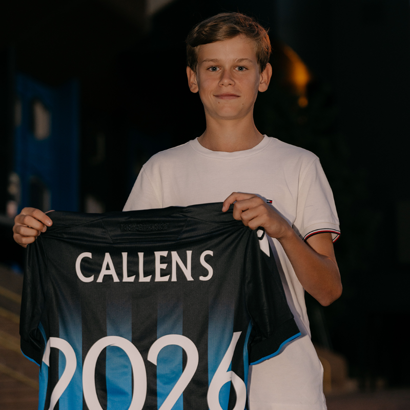 ClubNxt's tweet photo. From 𝐔𝟕 to 𝐔𝟏𝟔. First contract for Emiel! 👣✍️ #ClubNXT #U16