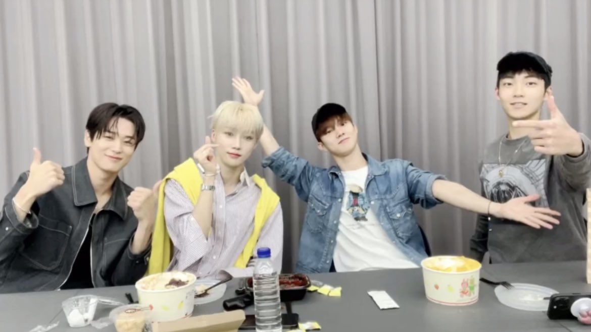 fairyO426's tweet photo. 98즈 네컷포즈 너무 커염지다 https://t.co/wqIsDD1u7i