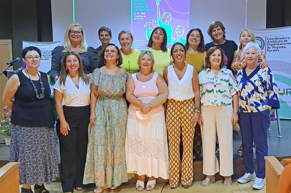 CuadernoAgrario's tweet photo. 🗣️📢Las #mujeresrurales piden más presencia en los medios de #comunicación 📺📻📰
+INFO➡️https://t.co/N1zaYJFKsi vía @Andalucia_Rural
📸#CastillejadelaCuesta #Sevilla #COAMUR #Mujeres👩🏻🌾 https://t.co/TG3DeFmLsW