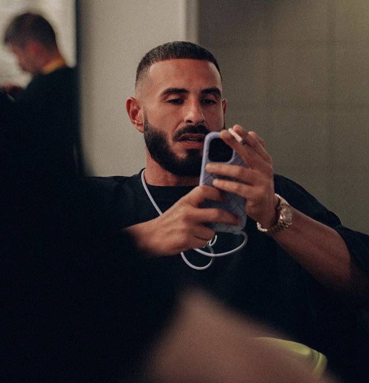 DeinUpdate's tweet photo. SHITSTORM gegen Rapper #Shindy! Weil er eine Jacke trägt, auf welcher #Jesus stark verfremdet dargestellt wird, gibt es auf Instagram heftigen Gegenwind für ihn. 
ZU RECHT? https://t.co/V1IsU13Sun