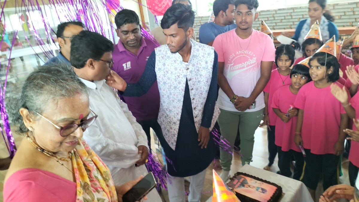 UdaanCare's tweet photo. 𝐎𝐧 𝟔𝐭𝐡 𝐒𝐞𝐩𝐭𝐞𝐦𝐛𝐞𝐫 𝐔𝐝𝐚𝐚𝐧 𝐊𝐚𝐧𝐲𝐚 𝐆𝐮𝐫𝐮𝐤𝐮𝐥'𝐬 𝐝𝐚𝐮𝐠𝐡𝐭𝐞𝐫𝐬 𝐜𝐞𝐥𝐞𝐛𝐫𝐚𝐭𝐞𝐝 𝐀𝐯𝐢𝐤 𝐌𝐨𝐧𝐝𝐚𝐥'𝐬 𝐛𝐢𝐫𝐭𝐡𝐝𝐚𝐲 (𝐖𝐞𝐬𝐭 𝐁𝐞𝐧𝐠𝐚𝐥 𝐒𝐭𝐚𝐭𝐞 𝐓𝐫𝐚𝐧𝐬𝐩𝐨𝐫𝐭 𝐌𝐢𝐧𝐢𝐬𝐭𝐞𝐫 𝐒𝐫𝐢 𝐃𝐢𝐥𝐢𝐩 𝐌𝐨𝐧𝐝𝐚𝐥'𝐬 𝐬𝐨𝐧 ) https://t.co/0w1Cjp1t1b