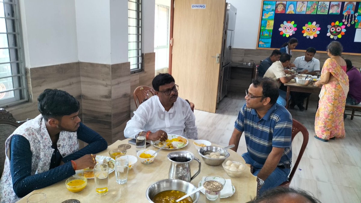 UdaanCare's tweet photo. 𝐎𝐧 𝟔𝐭𝐡 𝐒𝐞𝐩𝐭𝐞𝐦𝐛𝐞𝐫 𝐔𝐝𝐚𝐚𝐧 𝐊𝐚𝐧𝐲𝐚 𝐆𝐮𝐫𝐮𝐤𝐮𝐥'𝐬 𝐝𝐚𝐮𝐠𝐡𝐭𝐞𝐫𝐬 𝐜𝐞𝐥𝐞𝐛𝐫𝐚𝐭𝐞𝐝 𝐀𝐯𝐢𝐤 𝐌𝐨𝐧𝐝𝐚𝐥'𝐬 𝐛𝐢𝐫𝐭𝐡𝐝𝐚𝐲 (𝐖𝐞𝐬𝐭 𝐁𝐞𝐧𝐠𝐚𝐥 𝐒𝐭𝐚𝐭𝐞 𝐓𝐫𝐚𝐧𝐬𝐩𝐨𝐫𝐭 𝐌𝐢𝐧𝐢𝐬𝐭𝐞𝐫 𝐒𝐫𝐢 𝐃𝐢𝐥𝐢𝐩 𝐌𝐨𝐧𝐝𝐚𝐥'𝐬 𝐬𝐨𝐧 ) https://t.co/0w1Cjp1t1b