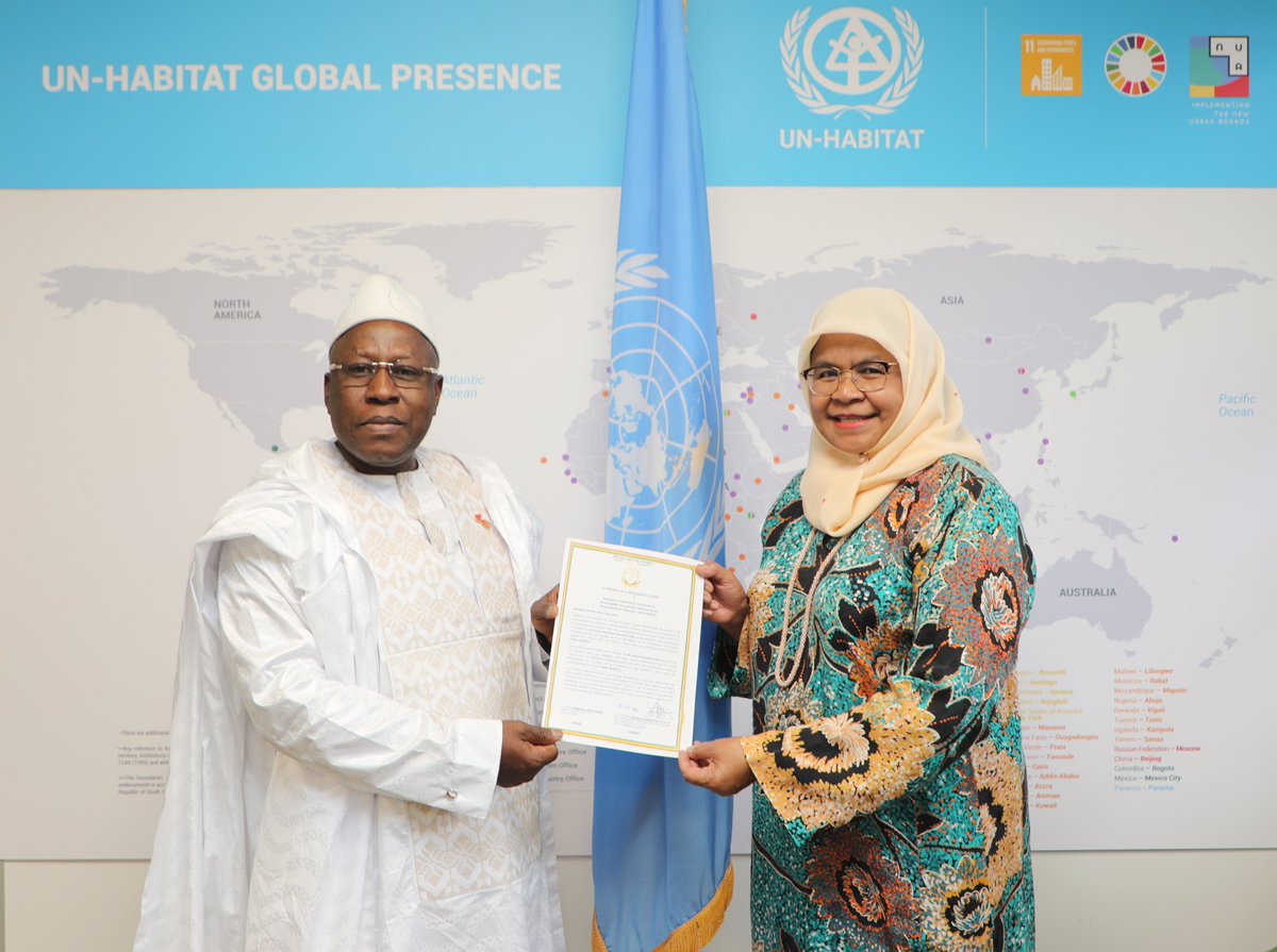 S.E M. Nounké Kaba Ambassadeur de la République de Guinée 🇬🇳en Ethiopie et Représentant Permanent auprès d’ONU-Habitat a présenté le 7 septembre à Nairobi, sa Lettre de Créance à la Directrice Exécutive de l’institution onusienne. 
#MUHAT #GouvGn #ONU