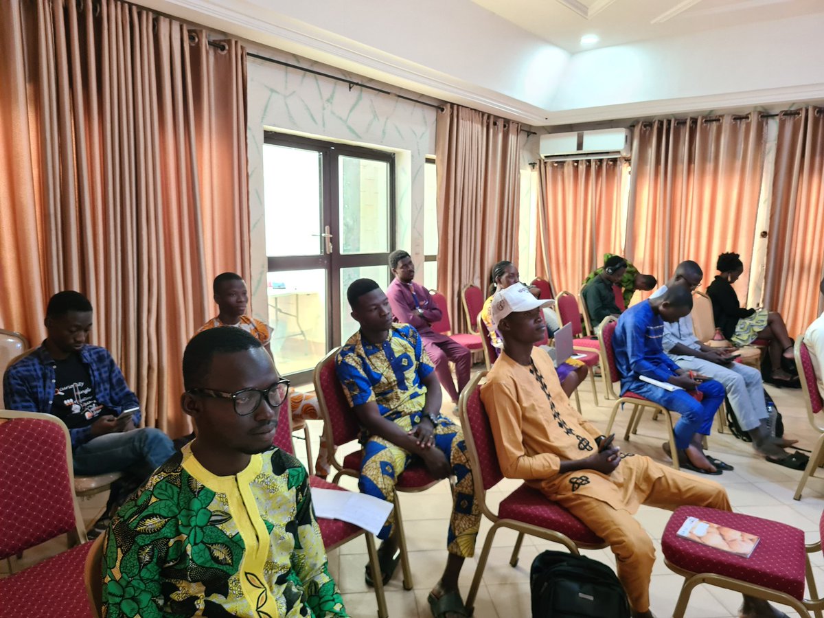 GYBNBenin's tweet photo. 🌾🌱 Le président Sunday Berlioz Kakpo de @SosBiodiversity partage des informations cruciales sur l'agrobiodiversité en Afrique subsaharienne lors de notre sommet. Une conversation essentielle pour notre avenir alimentaire et environnemental.

#BYBN #Agrobiodiversité #Durabilité https://t.co/mbOwl7TOI8