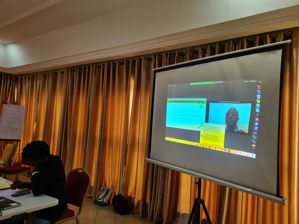 GYBNBenin's tweet photo. 🌾🌱 Le président Sunday Berlioz Kakpo de @SosBiodiversity partage des informations cruciales sur l'agrobiodiversité en Afrique subsaharienne lors de notre sommet. Une conversation essentielle pour notre avenir alimentaire et environnemental.

#BYBN #Agrobiodiversité #Durabilité https://t.co/mbOwl7TOI8