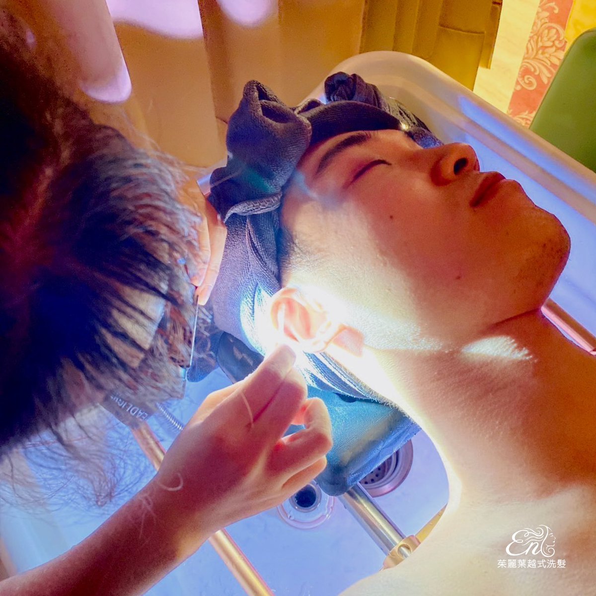 JWashhair's tweet photo. 耳朵有許多的穴道，平時不常按摩到很可惜，
那就交給我們的美容師吧～不管是掏耳、耳燭，
都會有點揉，按壓按摩耳朵的部分，
茱麗葉一定讓客人感受到非常舒服的療程～
如果有任何問題以及預約資訊都在留言處呦‼️
或是私訊小編也都會為您服務喔～
#茱麗葉越式洗髮 #越式洗�� #洗耳朵 #清潔 #台中北區 https://t.co/lEiMRco1pu