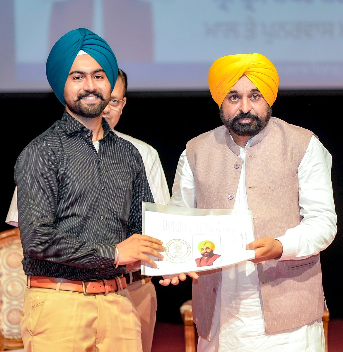 BhagwantMann's tweet photo. ਅੱਜ 710 ਨਵ-ਨਿਯੁਕਤ ਪਟਵਾਰੀ ਉਮੀਦਵਾਰਾਂ ਨੂੰ ਟ੍ਰੇਨਿੰਗ ਲਈ ਨਿਯੁਕਤੀ ਪੱਤਰ ਦਿੱਤੇ…ਨੌਜਵਾਨ ਮੁੰਡੇ ਕੁੜੀਆਂ ਨੂੰ ਵਧਾਈਆਂ ਤੇ ਨਵੀਂ ਸ਼ੁਰੂਆਤ ਲਈ ਸ਼ੁੱਭਕਾਮਨਾਵਾਂ…

ਨਾਲ ਹੀ ਇਹਨਾਂ ਪਟਵਾਰੀਆਂ ਦੇ ਟ੍ਰੇਨਿੰਗ ਅਧੀਨ ਭੱਤੇ ਨੂੰ 5000 ਰੁਪਏ ਤੋਂ ਵਧਾ ਕੇ 18000 ਰੁਪਏ ਮਹੀਨਾ ਕਰਨ ਦਾ ਐਲਾਨ ਕੀਤਾ...ਨਾਲ ਹੀ ਸਾਰਿਆਂ ਨੂੰ ਇੱਕ ਸੁਨੇਹਾ ਦਿੱਤਾ ਕਿ "ਜਿੰਨੀ ਕਲਮ ਲੋਕਾਂ ਦੇ ਹੱਕ 'ਚ ਚਲਾਓਗੇ ਉਹਨੇ ਭੱਤੇ ਵਧਣਗੇ, ਕਲਮ ਛੋੜ੍ਹ ਹੜਤਾਲ ਨਾਲ ਨੁਕਸਾਨ ਹੀ ਹੋਣਾ ਹੈ"...

ਉਮੀਦ ਕਰਦੇ ਹਾਂ ਨਵੇਂ ਹੱਥਾਂ ‘ਚ ਆਈਆਂ ਕਲਮਾਂ ਲੋਕਾਂ ਦੇ ਘਰਾਂ ‘ਚ ਵੀ ਬਰਕਤਾਂ ਲੈਕੇ ਆਉਣ ਤੇ ਪੰਜਾਬੀਆਂ ਦੀ ਖੱਜਲ ਖ਼ੁਆਰੀ ਖ਼ਤਮ ਕਰਨ ‘ਚ ਸਹਾਈ ਹੋਣਗੀਆਂ…