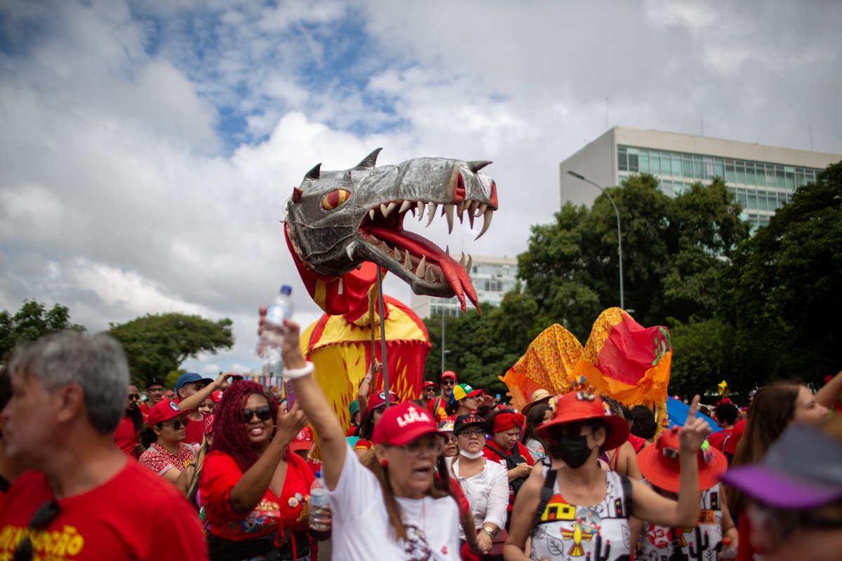 blocoachoepouco's tweet photo. Em janeiro, o dragão do #EuAchoéPouco desfilou na posse de @LulaOficial. Com estes registros alegres, comunicamos que, a partir de hoje, esta conta não será atualizada. A plataforma X já não nos representa. #SigaoDragão em https://t.co/LnekrlrXkA. Obrigado! Nos vemos na rua. ❤️💛 https://t.co/kV9WjCdBMy