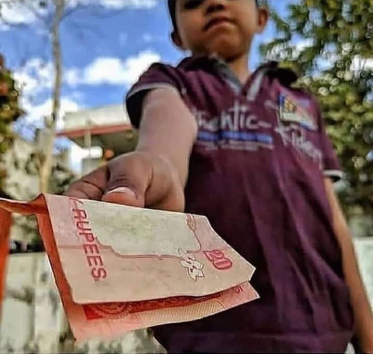 Maneex77's tweet photo. Mom: dhaniya nhi mile to paise wapas kar
Me: 🥺 https://t.co/u37tUwhLsp