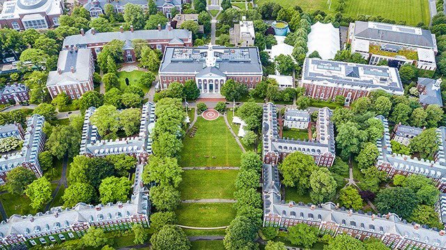 viagempassado's tweet photo. 08/09/1636 - Fundada a Universidade de Harvard

Há 387 anos era fundada a Universidade de Harvard, uma das mais prestigiadas e antigas instituições de ensino superior do mundo.

Ela foi criada pela Assembleia Estadual de Massachusetts, na cidade de Cambridge, com o objetivo de formar líderes religiosos e políticos. Inicialmente chamada de New College, recebeu o nome de Harvard em 1639, em homenagem a John Harvard, seu primeiro benfeitor.

A universidade se destacou por sua excelência acadêmica, sua influência cultural e sua riqueza financeira. Ela foi pioneira na pesquisa científica, na educação liberal e na formação de diversas áreas do conhecimento. Entre seus ex-alunos, estão sete presidentes dos Estados Unidos, vários ganhadores do Prêmio Nobel e personalidades famosas da ciência, da arte e da tecnologia.

Hoje, Harvard é composta por dez faculdades e um instituto de estudos avançados, com cerca de 22 mil estudantes e 2 mil professores. Seu campus ocupa uma área de 85 hectares e abriga uma das maiores bibliotecas do mundo. Ela também faz parte da Ivy League, um grupo de oito universidades americanas de elite.

A Universidade de Harvard é considerada uma das melhores do mundo e um símbolo de prestígio e tradição. Ela também é um centro de inovação e diversidade, que busca contribuir para o desenvolvimento da sociedade e da humanidade.

#UniversidadeDeHarvard #HistóriaDaEducação #8DeSetembro #ViagemAoPassado
