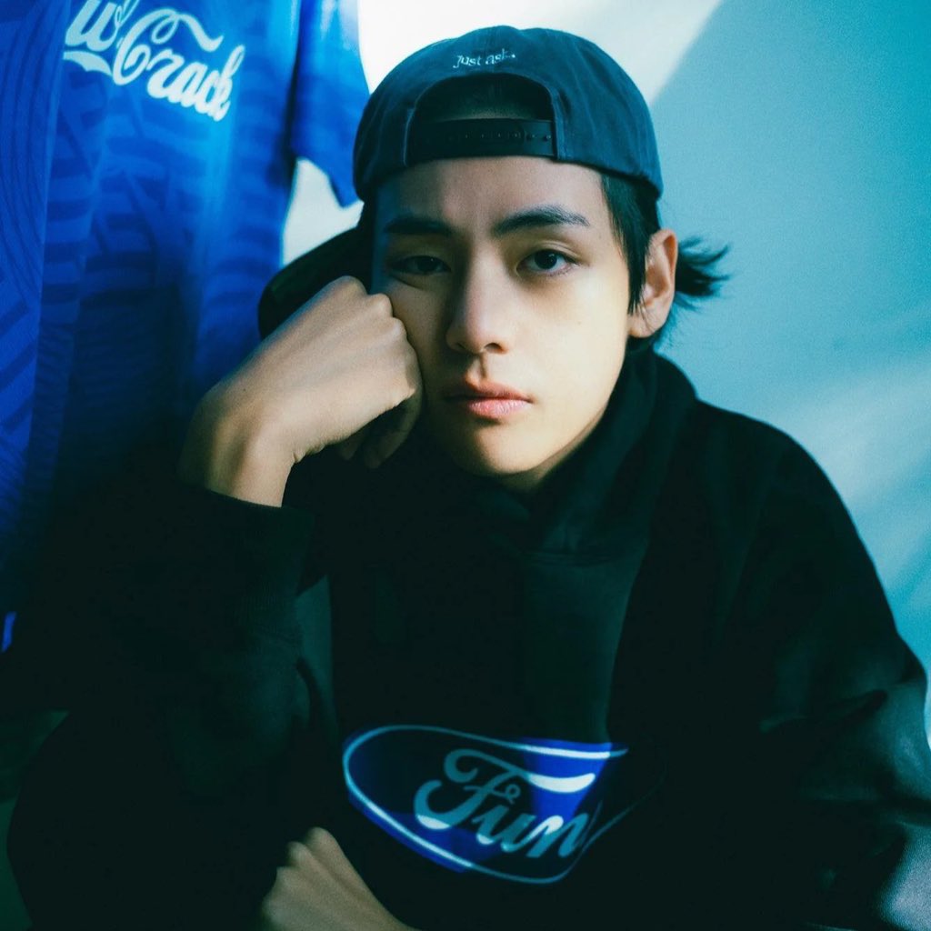 PopBase's tweet photo. ‘Layover’ by BTS' V becomes the first album by a soloist in Hanteo history to sell over 2 million copies in its first week, doing so in ~6 hours since its release. https://t.co/5wtONxf8Qg