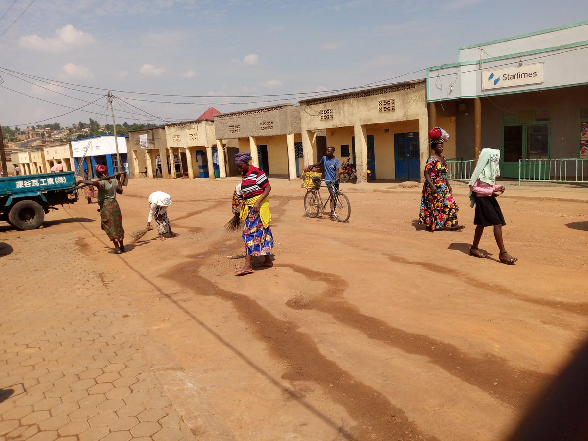 NyarugengeBuges's tweet photo. Uyumunsi twazindukiye mugikorwa cyiswe #IgitondoCy '#Isuku aho buri muturage abarimo gushyashyana akora #Isuku https://t.co/BzEuHAwevH