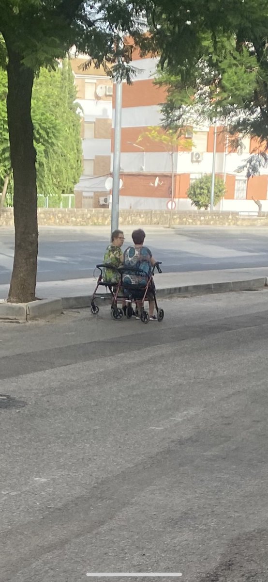 Cuando sea mayor yo solo quiero esto. Tener al alguien con el que chismorrear sentados en nuestro andador donde nos salga del papo ❤️❤️❤️