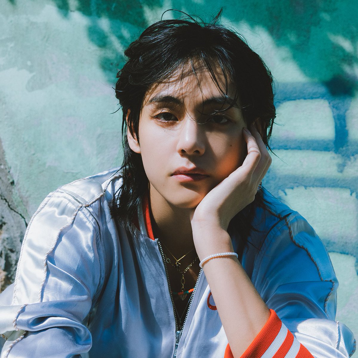 #V becomes the first solo artist in 23 years to sell 2 million copies with an album in South Korean history.

The last album to surpass this milestone was <Let Me Love> by #JoSungMo in 2000.