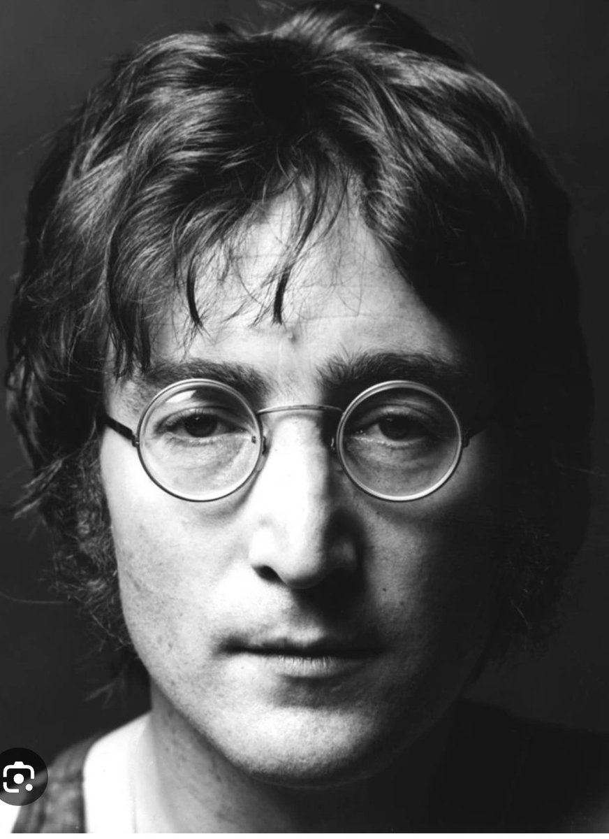 Tengo dudas de si pintar esta foto de John Lennon con ultracolorinchis o en blanco y negro, ¿Quién me apoya?
❤️Pinta con ultracolorinchis hazme el favó
🔄 Píntala en blanco y negro que está muy bonica