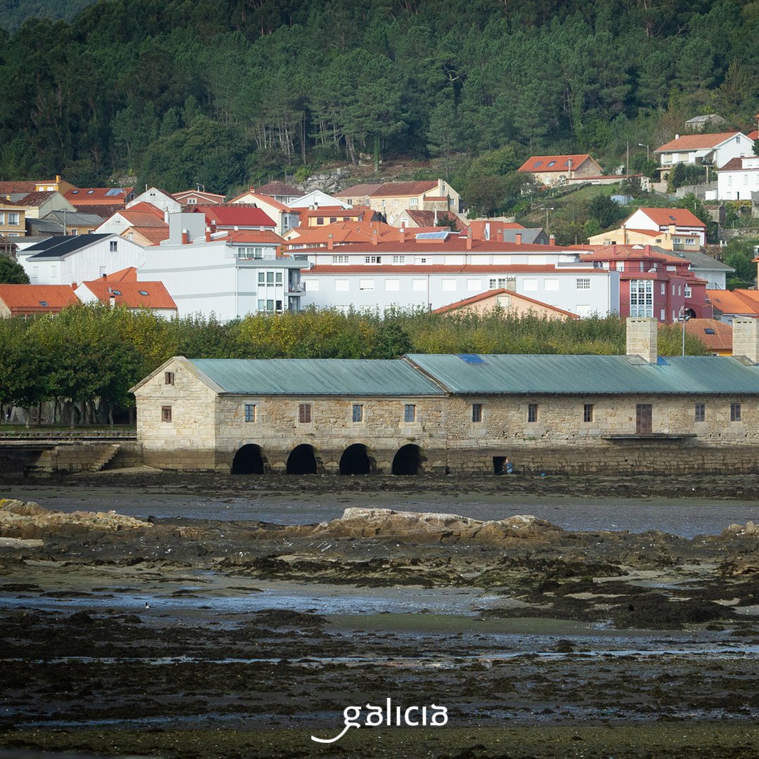 🤔 Sabías que os muíños de mareas empregaban a diferenza entre a preamar e a baixamar como forza hidráulica para a moenda? Un grande exemplo é o Muíño de Mareas Pozo do Cachón, en Muros.

#RíaDeMurosNoia #TurismoIndustrial #ACoruña #Galicia