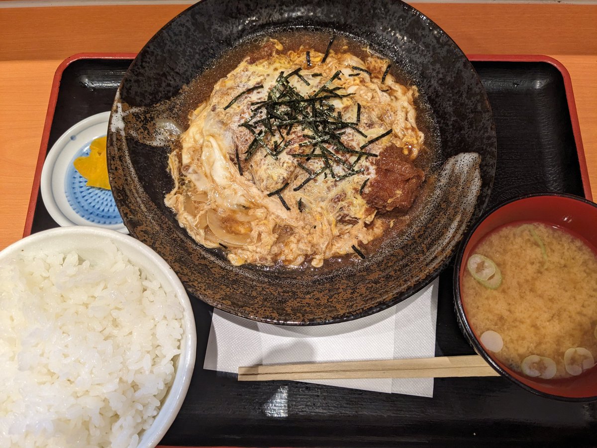 本日は横浜市のどこかの 定食屋に行きました。 かつとじ定食👍👍👍 旨かったよ😋😋😋