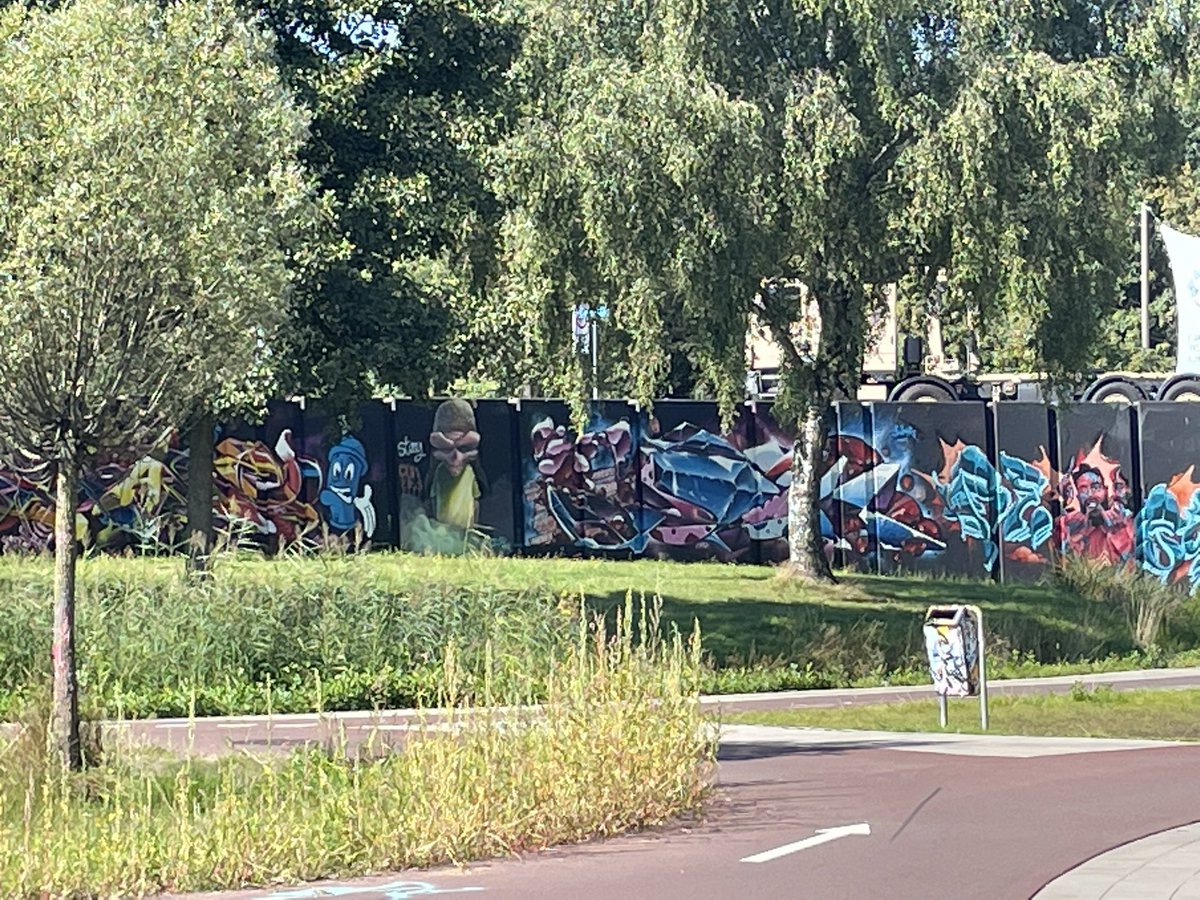 Eerste art &amp; technologie les havo 1 <a href="/VMaerlantlyceum/">Van Maerlantlyceum</a> Lekker op excursie graffiti kijken om later zelf vorm te geven en te maken.