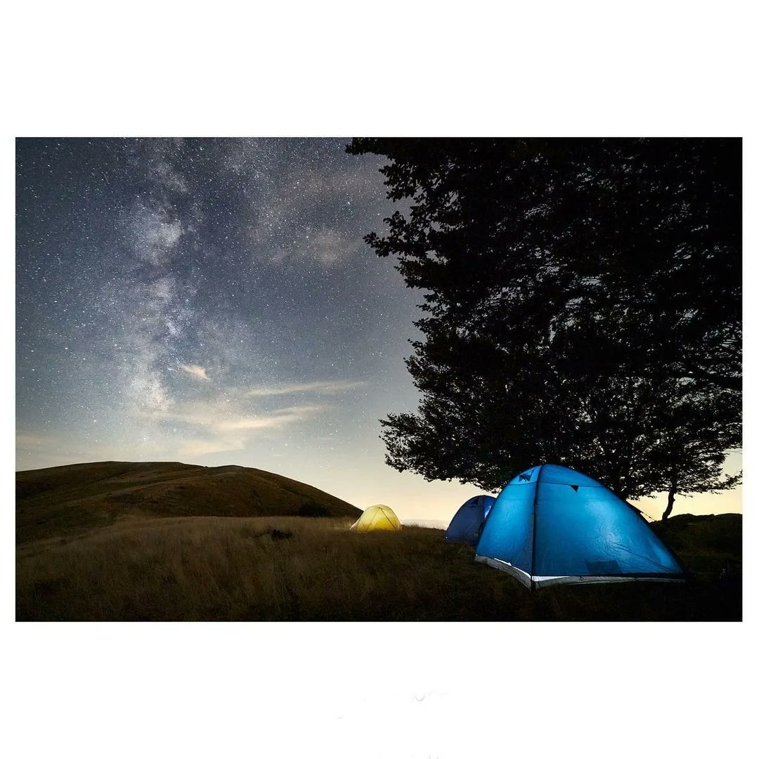 Pratomagno1's tweet photo. the Tent of the Rising Sun 😃
il sole ci trovò svegli ad attenderlo, dopo una notte di stelle
L'alba tra i crinali erbosi del @Pratomagno1 
nelle immagini from #instagram 
By @tommasorubechi https://t.co/R4UH4FvLrg