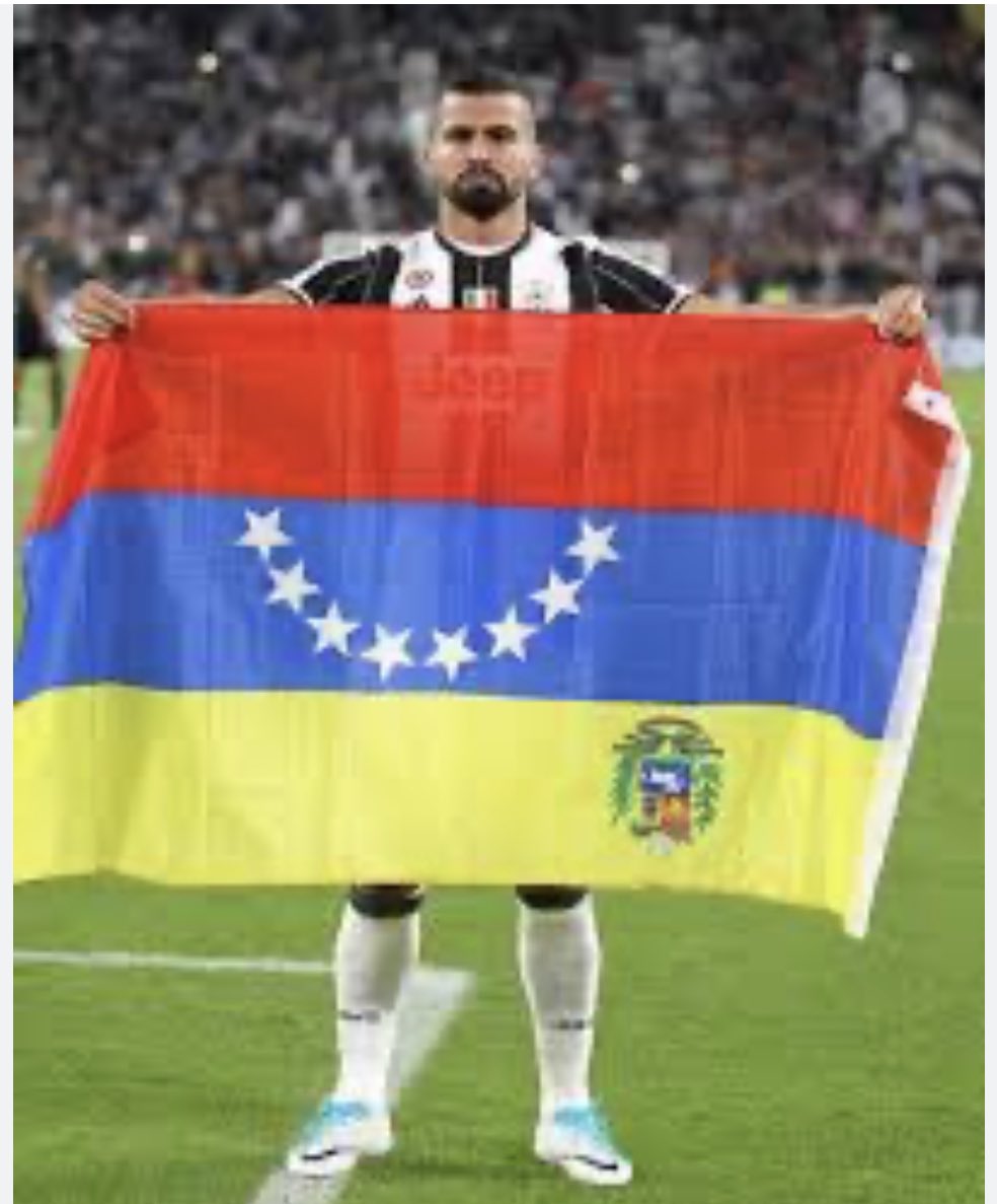 #InfoDeporte ¿Un clamor popular? . Saquen de la selección del fútbol de Venezolano al 'sin patria' de TOMÁS RINCÓN . Si no respetas tu bandera, tampoco mereces que te respeten a ti. @TomasRincon5