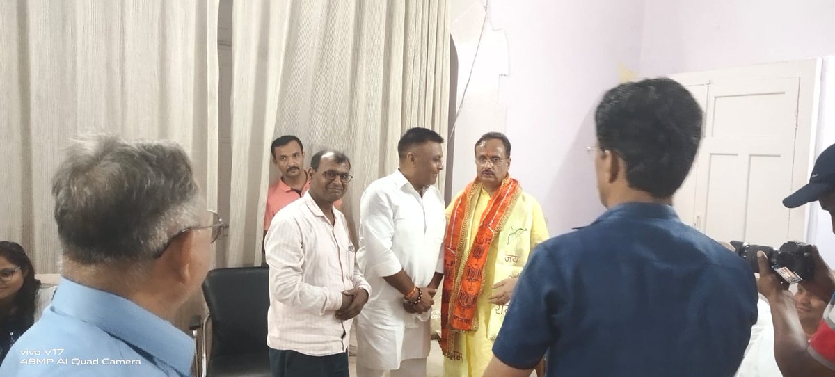 यूपी में बेहतर परिणाम चाहते हैं तो अपने कार्यकर्ताओं की सुधि लीजिए बीजेपी के समर्पित कार्यकर्ता 25 वर्षों से तदर्थ शिक्षक के रूप में नियुक्त राजकोष से वेतन प्राप्त शिक्षकों का वर्षों से वेतन अवरूद्ध है जिसके कारण मां-बाप की दवाइयां बच्चों की फ़ीस परिवार की परवरिश नहीं हो पा रही