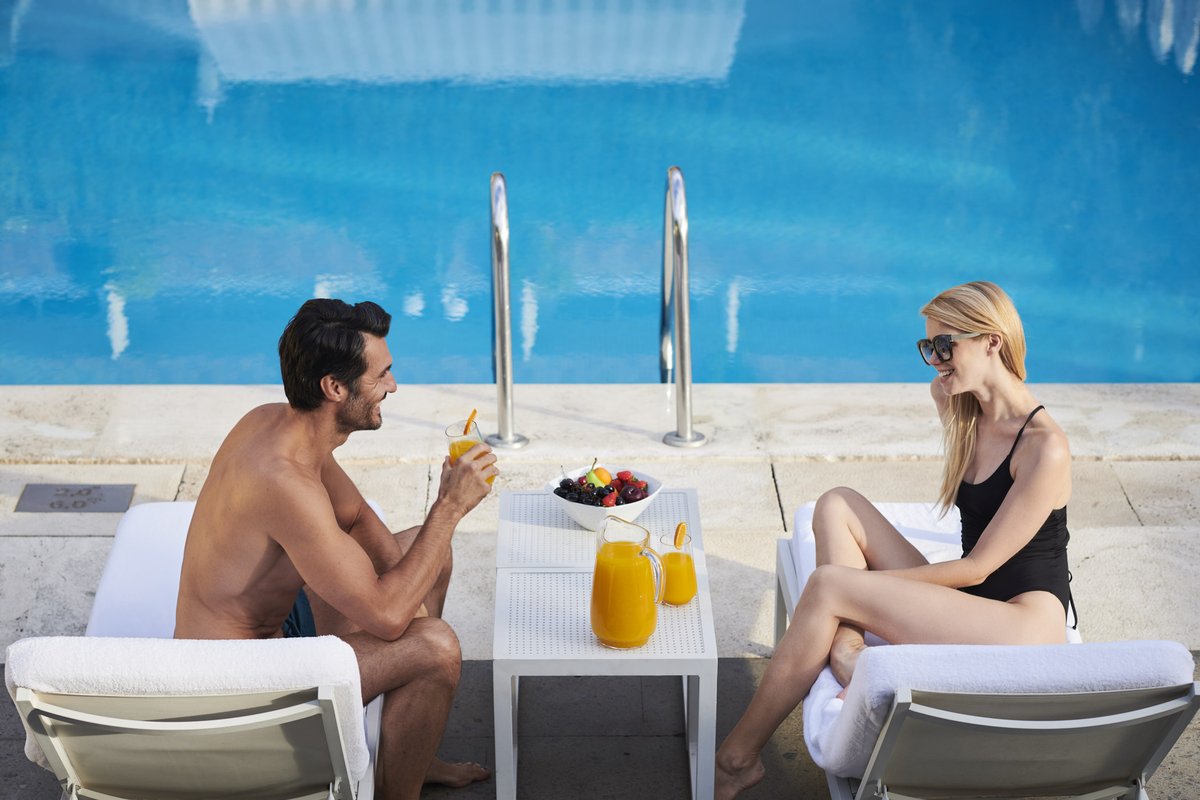 There's still plenty of summer... poolside. ✨😎 #FabulousFriday #RomeCavalieri #WaldorfAstoria