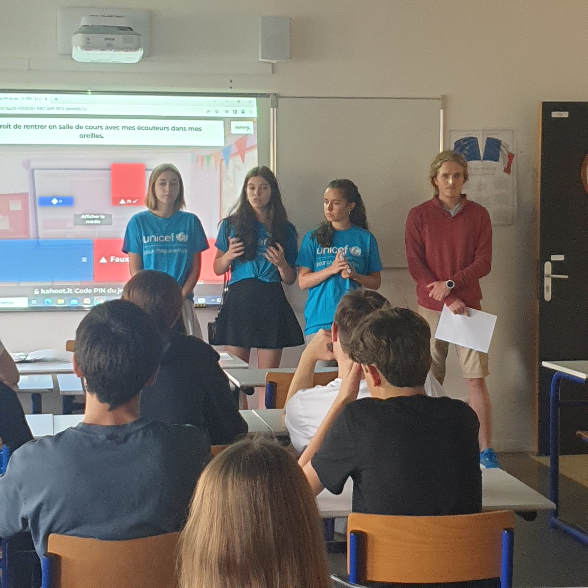 BrincourtH's tweet photo. Sciences cognitives et WorldCafé pour les enseignants, interventions sur le cyberharcèlement, l'engagement pour les élèves, semaine d'intégration sur le pôle tertiaire : Première semaine bien remplie au lycée P. Corneille ! Vivement lundi ! @CelloisInfos @acversailles https://t.co/qR9bEAUCrO