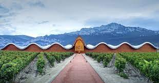 raquel_villacam's tweet photo. El #MathCorner 8⃣ es la bodega Ysios, localizada en el municipio de Laguardia (Álava). Diseñada por el arquitecto Santiago Calatrava, su techo muestra una función sinusoidal. https://t.co/hU2LbNCirV