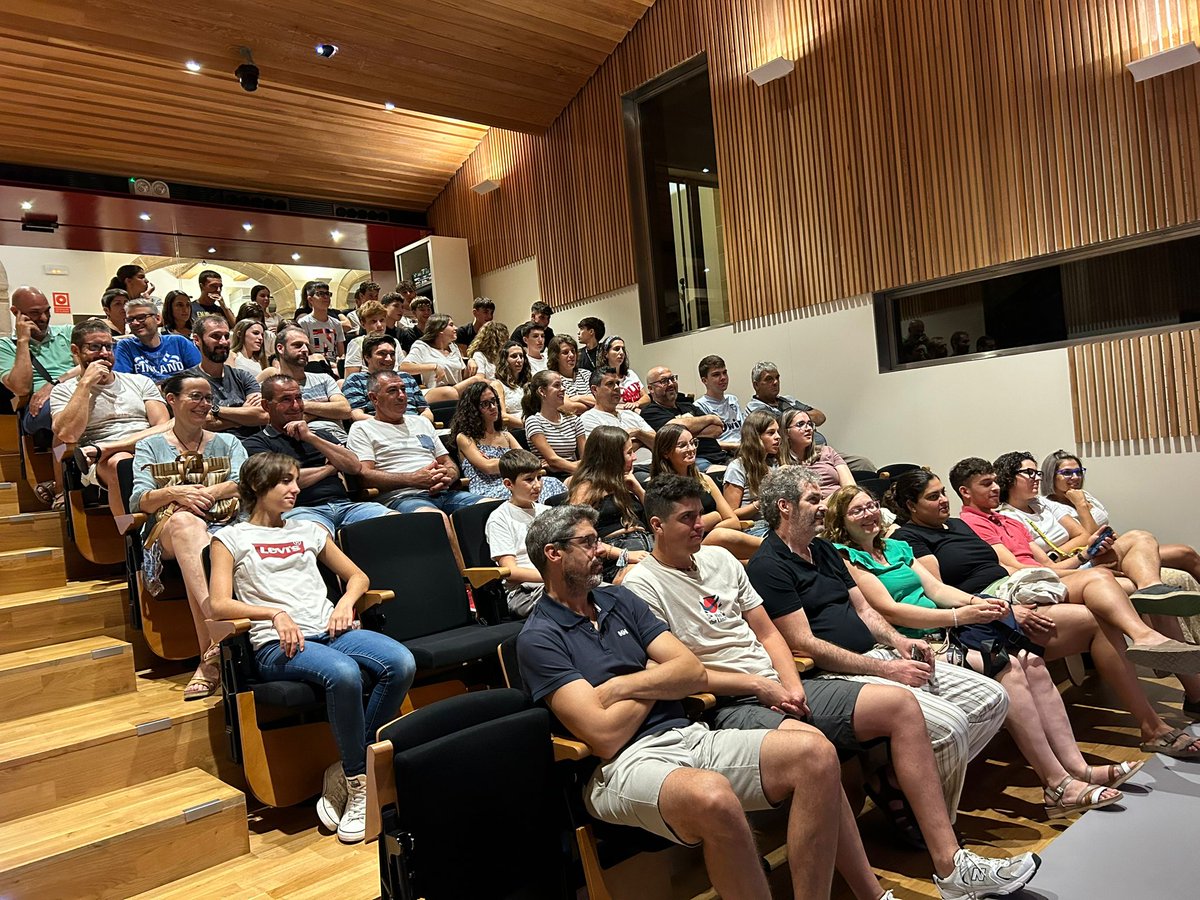 bandadebenissa's tweet photo. 🥳TORNEM A L'ACTIVITAT🥳
Després del descans de l'estiu, reprenem els assajos amb moltíssima il•lusió. 🤩 Ahir vam poder gaudir en primícia del que serà el concert d'aquesta Santa Cecília. 😊
I a tu, quina t'agradaria que fora la temàtica d'enguany? 👇🏼
#BandaDeBenissa #SLMB https://t.co/HYgSjw6rA7
