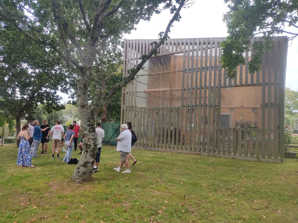 Le programme de visites le la Licence pro en alternance CREB geoarchi.bzh/creb <a href="/UBO_UnivBrest/">UBO - Univ. Brest</a> se poursuit avec les logements sociaux du quartier de Penhoat à Gouesnou sous la conduite de leur architecte, Yannick Jegado.