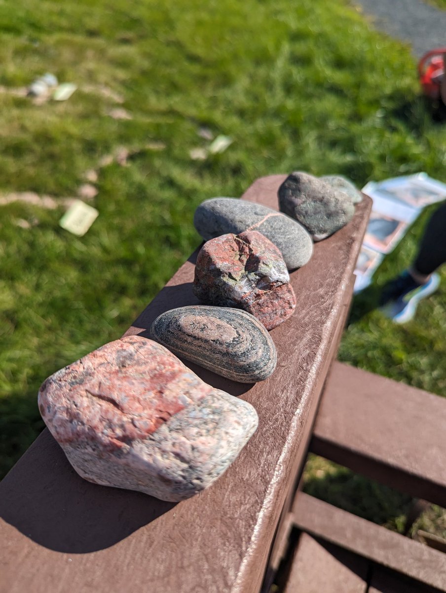 Teaching folk about local rocks, in the sun ☀️ <a href="/GairlochMuseum/">Gairloch Museum</a> <a href="/scottishgeology/">The Scottish Geology Trust</a> First successful Pebbles on the Beach event in Gairloch ⚒️ Happy to share a bit about how we did it if anyone has considered doing something similar. Thanks to Fraser for being around to help too!