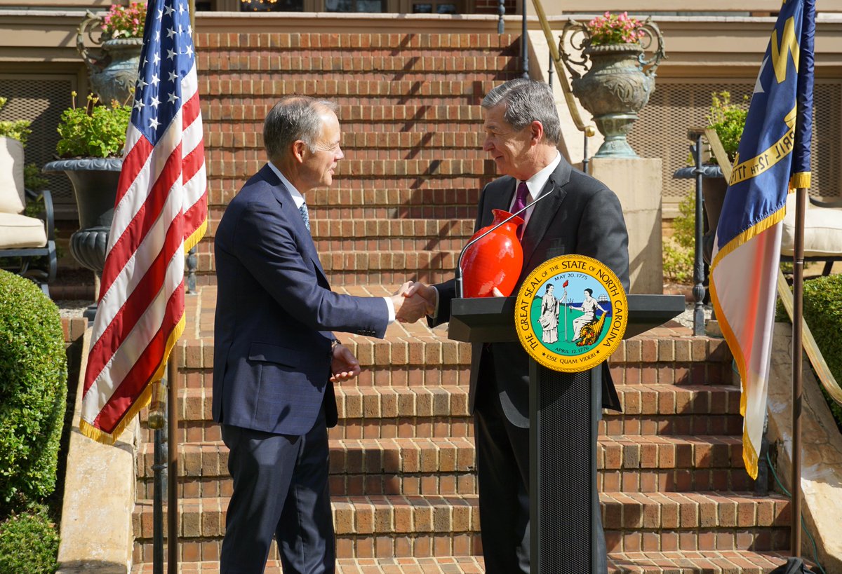 #FBF to last year's <a href="/Wolfspeed/">Wolfspeed, Inc.</a> jobs announcement! The leading #manufacturer of silicone carbide semiconductors will expand in North Carolina, creating 1,800+ new jobs with a $5 billion investment.
Details: bit.ly/40HHO0T
#EconDev #Mfg