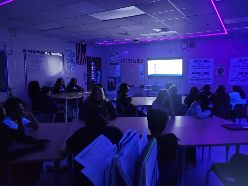 Loving this 8th grade mindfulness moment happening <a href="/HenryMossMiddle/">Henry Moss Middle</a> !