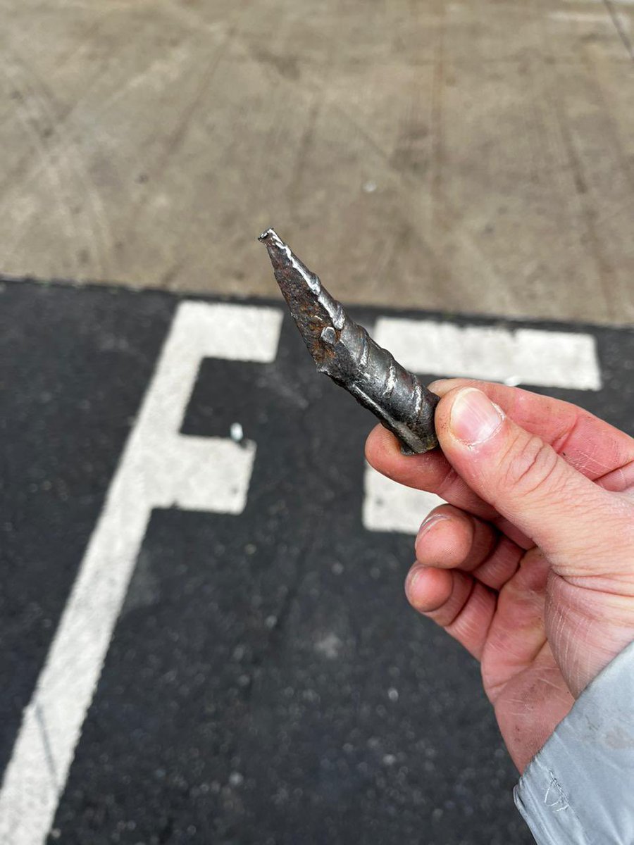 ncabezas's tweet photo. Circulando por la @autopista57 en plena lluvia sentí un fuerte ruido… empecé a perder el control del vehículo.. pero logré ir a la berma, al revisar qué pasó me di cuenta que un neumático explotó… mirando porque había explotado me encontré con un fierro con punta… https://t.co/HJtc9EdSn8