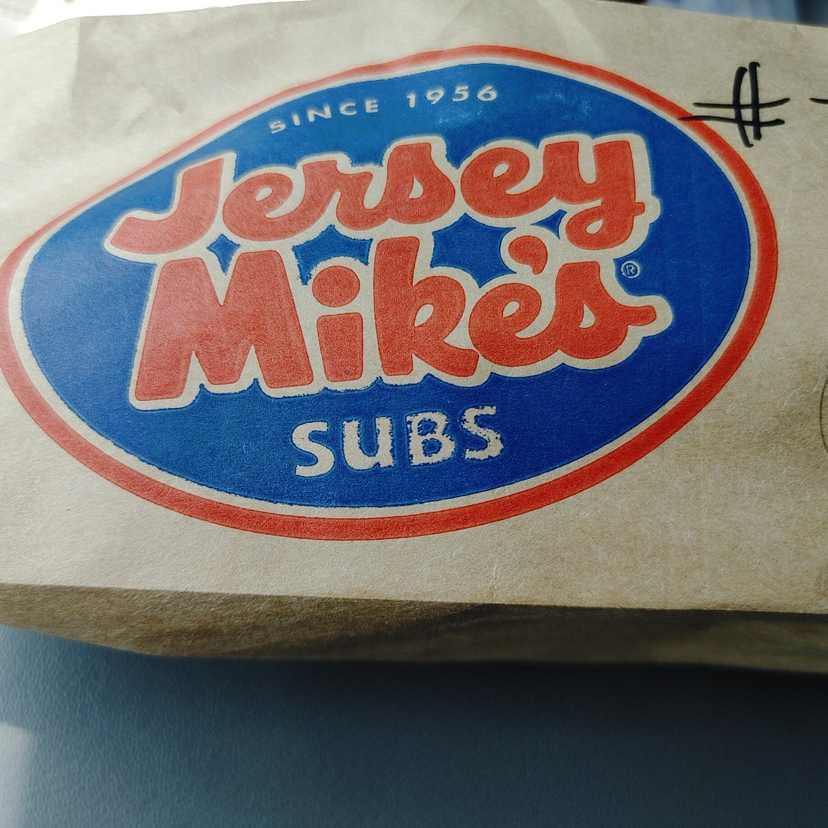 LadyDi1002's tweet photo. #TmobileTuesday was fabulous, per usual, with this free @jerseymikes regular size sub. Turkey, provolone cheese w/my favorite additions. Thank you @TMobile for making lunch a delicious freebie!!

#Tmobile

#JerseyMikesSubs

#WeGetThanked https://t.co/5JUJfbHag9