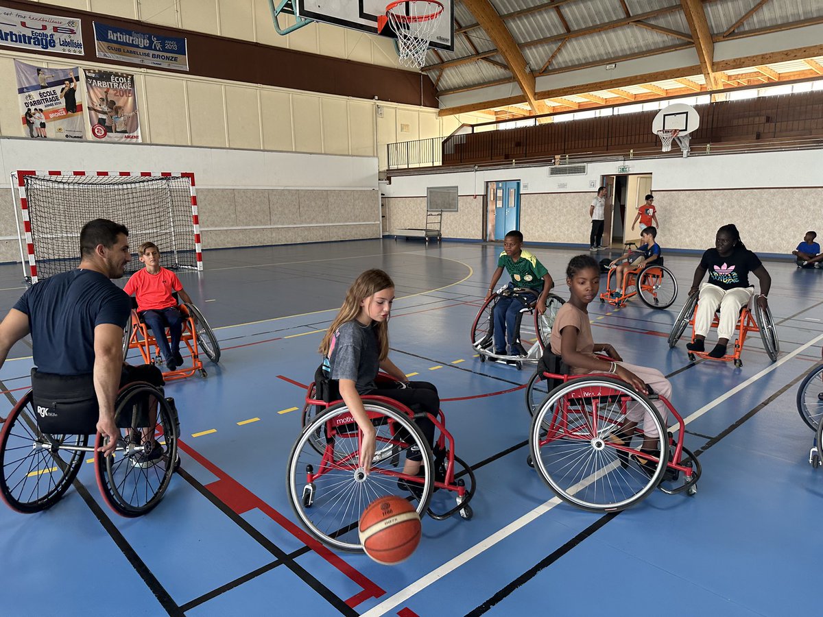 Le champion de basket fauteuil Sofyane Mehiaoui basket-ball est venu à la rencontre d’élèves de 6e et 5e du collège Les Grands Champs ce vendredi 8 septembre pour la rentrée des classes olympiques de l’établissement.