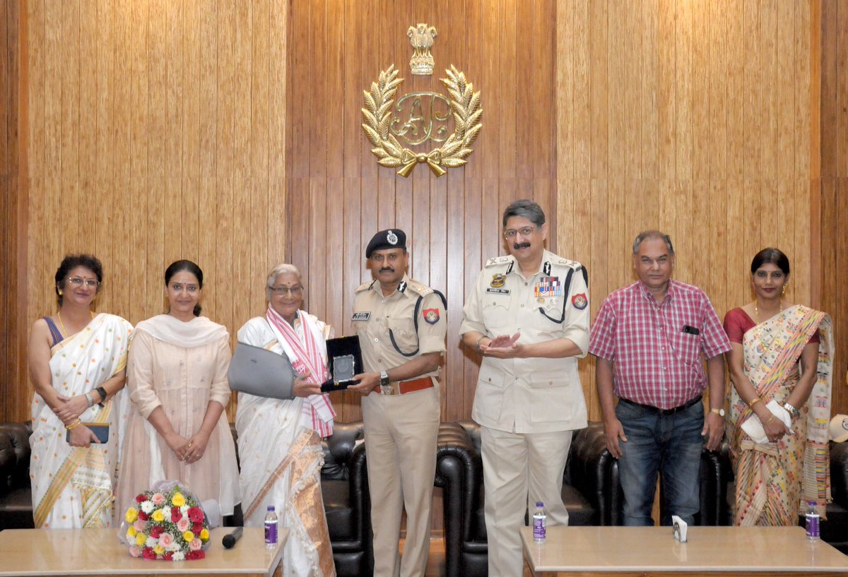 assampolice's tweet photo. Celebrating the legacy of Sh Barada Charan Sarma, IPS (1953 Batch)- a scholar, teacher &amp; dedicated Police Officer, who served as DGP Assam in 1986.

Today, his wife Smti Bani Sarma &amp; family met the DGP Sh @gpsinghips &amp; donated a part of his vast book collection to Assam Police. https://t.co/3XGoPLC3pV