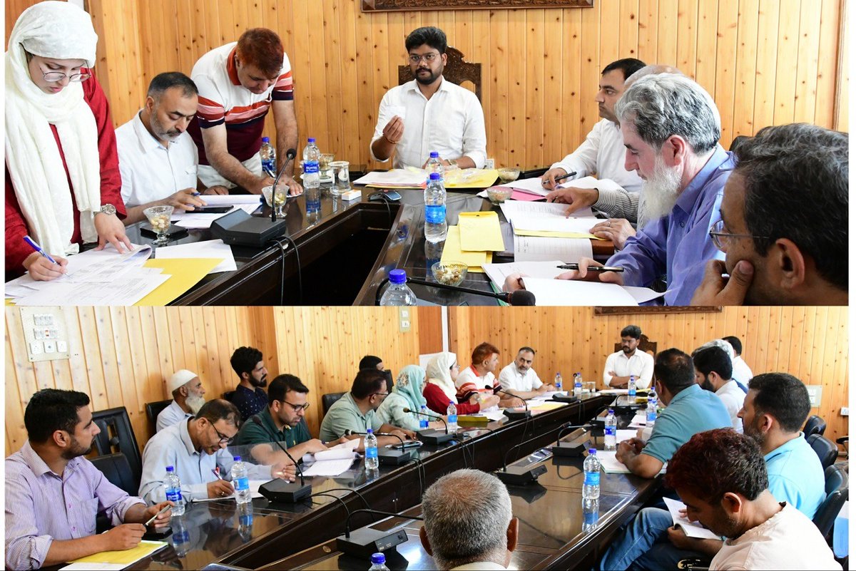 dcganderbal's tweet photo. Ganderbal's Sheep Husbandry Department takes a significant step towards self-sufficiency in mutton production and wool/pelt processing. DLC under chairmanship of DC @Shyambir_IAS, finalizes 32 deserving beneficiaries under the Holistic Agriculture Development Plan
@diprjk https://t.co/2WBGWKGcoD