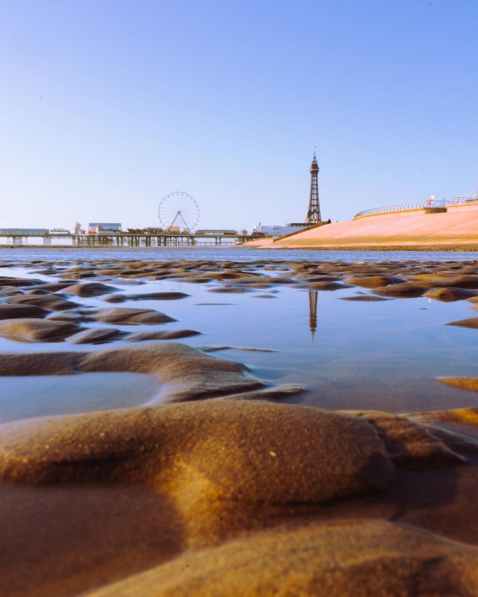 It’s going to be a hot one in Blackpool today! 🌊 Low tide is at 2pm giving you plenty of beach space 🚮 Bin your litter, don't drop it ☀️ Don't forget your sun cream 💡 Make the most of the Illuminations in the evening 📷 IG: ben_whewell