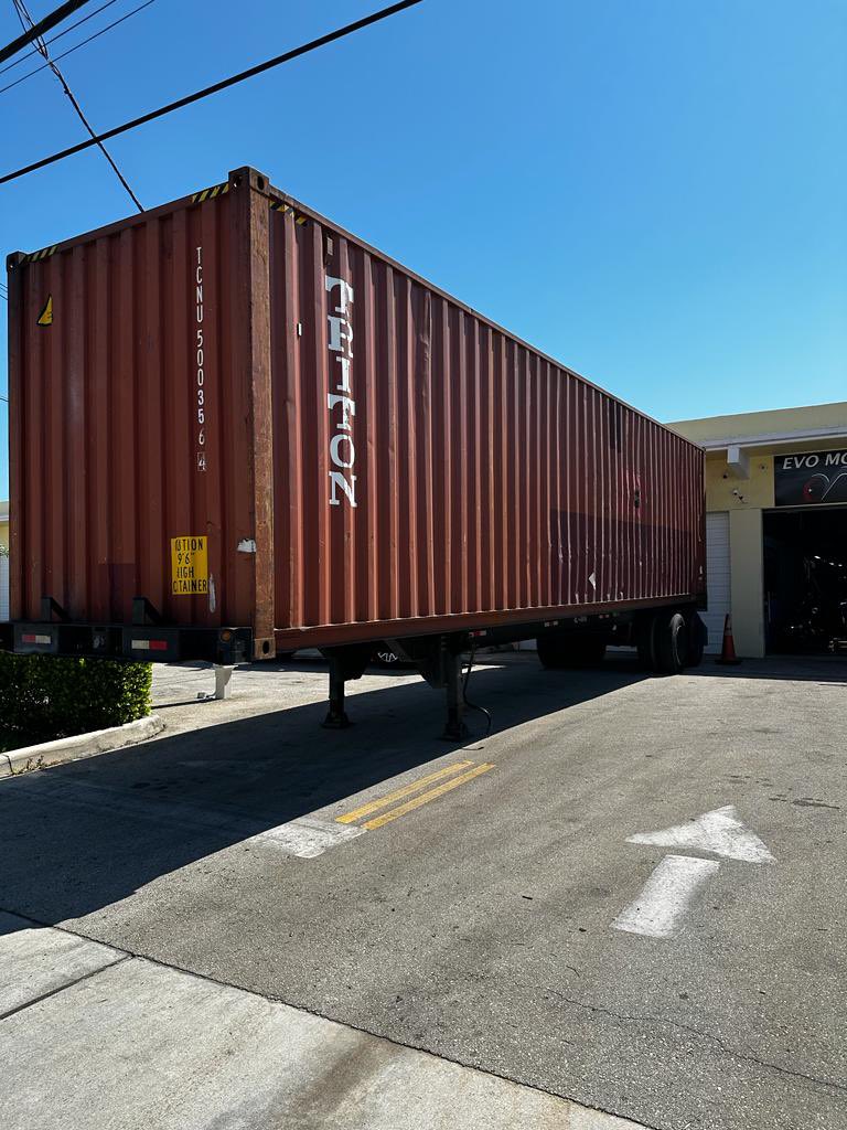 CastanoLiving's tweet photo. Tercer contenedor, listo para ser descargado en el Warehouse. Nueva colección. otoño-invierno. @ArgiroCasta888, @coherenciaporf. https://t.co/jsCcEBoD8D