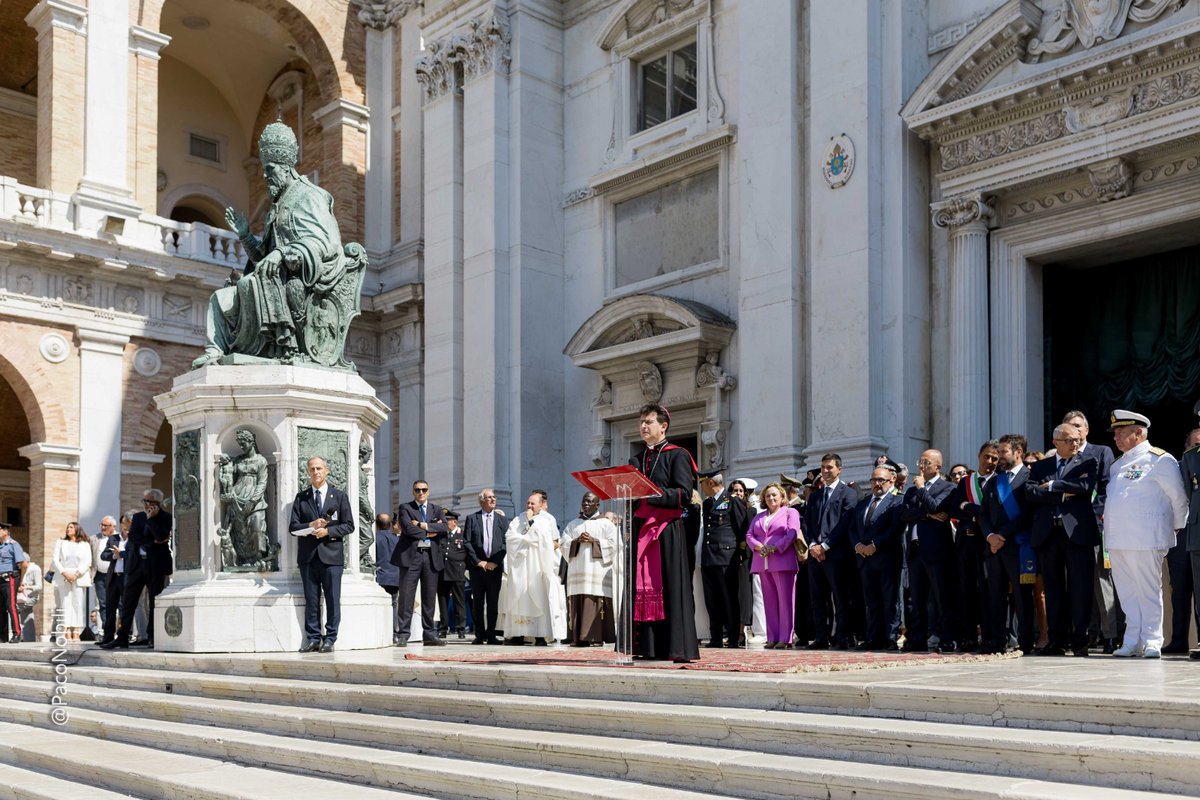 g_sangiuliano's tweet photo. Oggi ho avuto l’onore di accendere la Lampada della Pace a Loreto. Santuari come questo ci raccontano una storia di profonda religiosità e umanità e sono centri rilevanti della nostra identità di nazione. https://t.co/cC1GP543zR