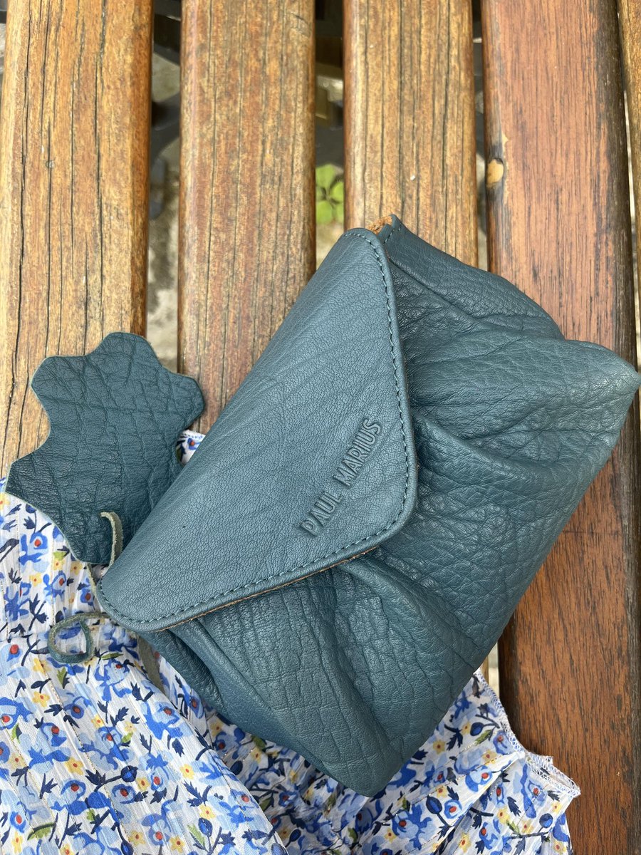 MaroquinerieSac's tweet photo. En balade avec mon petit Suzon S bleu piscine 😻💙 Paul Marius ✨️
#sac #cuir #PaulMarius #petitsac #sacaddict #leatherbag #tendance #Evasion #maroquinerie #villedEu https://t.co/RpzFHkFUm9