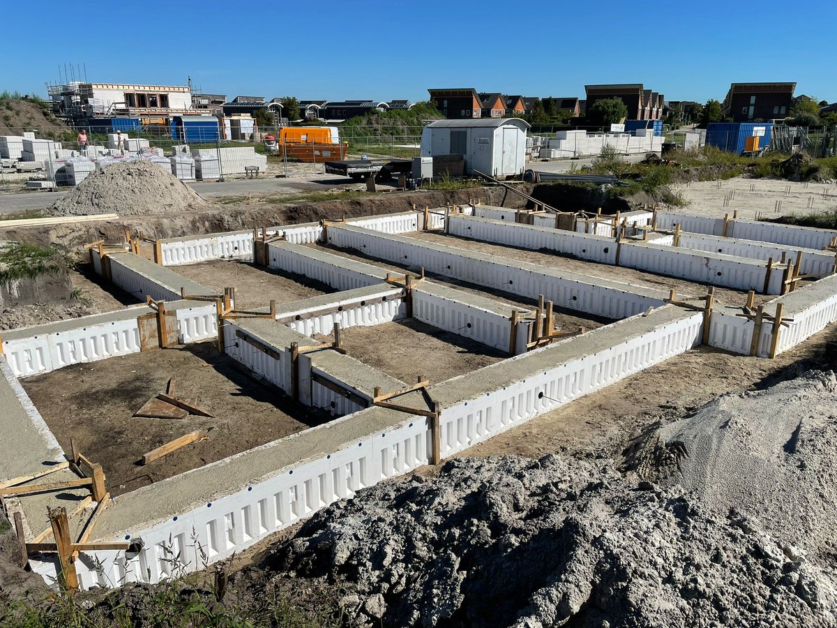 🔨 |  𝗦𝗧𝗔𝗥𝗧 𝗧𝗪𝗘𝗘𝗞𝗔𝗣𝗣𝗘𝗥 𝗔𝗦𝗦𝗘𝗡
🏠 Afgelopen week is er gestart met de fundatie van de dubbele woning in #Assen. 
Hier wordt 𝗲𝗲𝗻 #𝗝𝗮𝗿𝗲𝗻𝟯𝟬 𝗧𝘄𝗲𝗲𝗸𝗮𝗽𝗽𝗲𝗿 gerealiseerd. 
.
.
.
.
#Assen #Kloosterakker #Nieuwbouw #Tweekapper