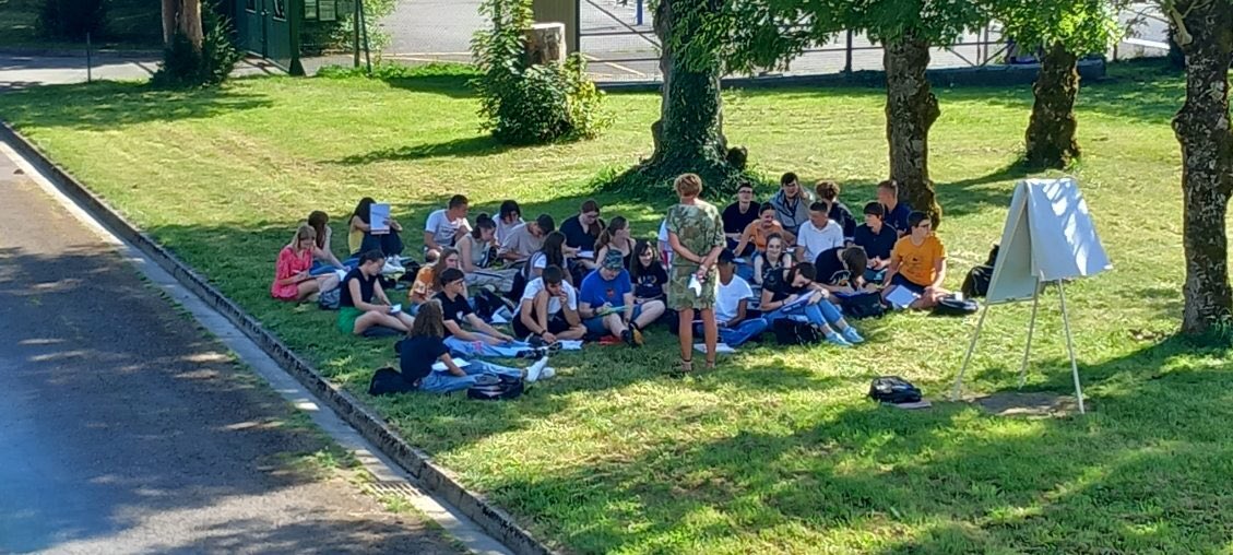 🚸🏫 Belle rentrée des élèves collégiens, lycéens et étudiants de la Cité Scolaire en musique et sous un soleil propice. Reprise des cours dans un cadre agréable ☀️