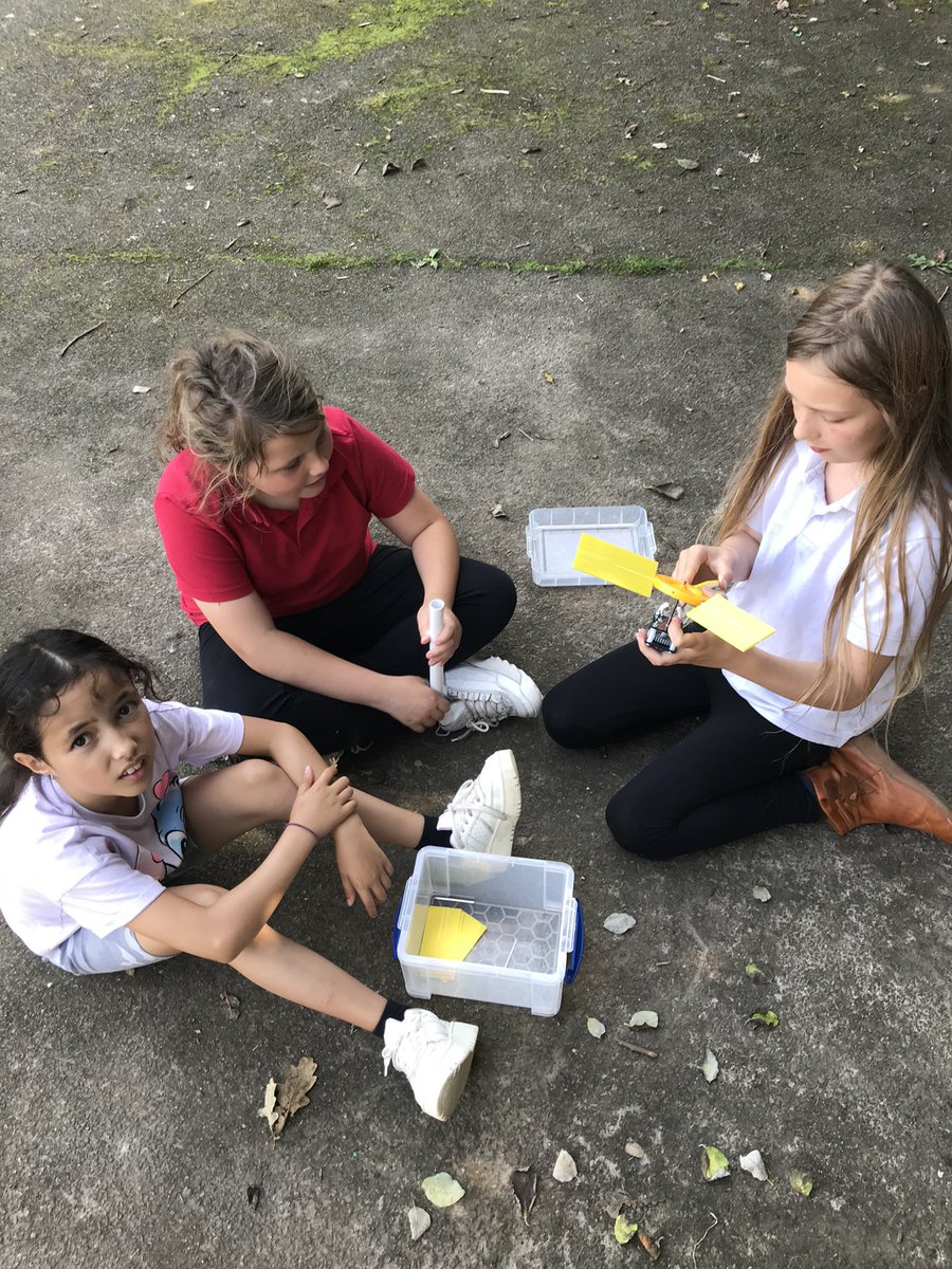 🌬️Disgyblion iach, egwyddorol Pwll Gwaelod yn defnyddio’r haul a’r gwynt i arbrofi☀️ 🌬️The healthy, ethical learners of Pwll Gwaelod experimenting with solar panels & wind turbines. The next set of Energy Warriors incoming⏳💚 @YnniDa @AwelAmanTawe @egnicoop @EnergySparks