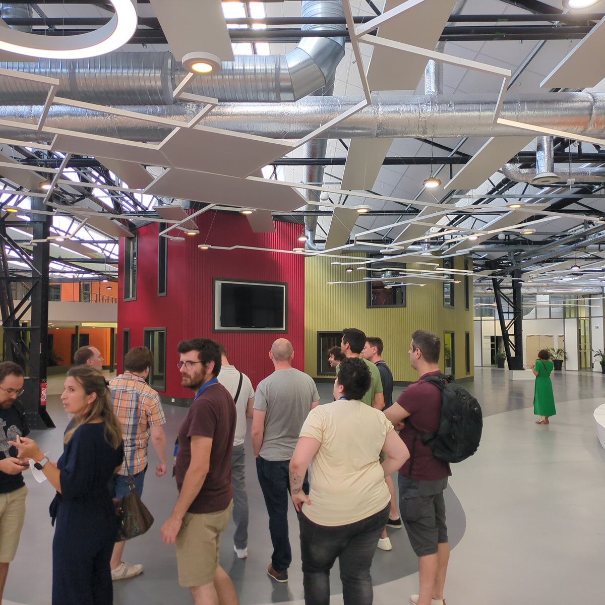 L'orga règle les derniers détails pour une conf de folie ! 🤩
Tu n'as pas encore ta place ? File vite la réserver sur notre site 🌋