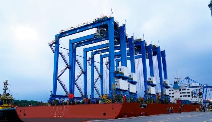 Portuario_Ec's tweet photo. El Terminal Portuario de Guayaquil (TPG) tiene 4 grúas RTG híbridas que reducen el consumo de combustible en un 70 % para las operaciones de desembarque y embarque de contenedores.

➡️ Se espera que empiecen a estar operativas a mediados de septiembre. https://t.co/ib32q2hlps